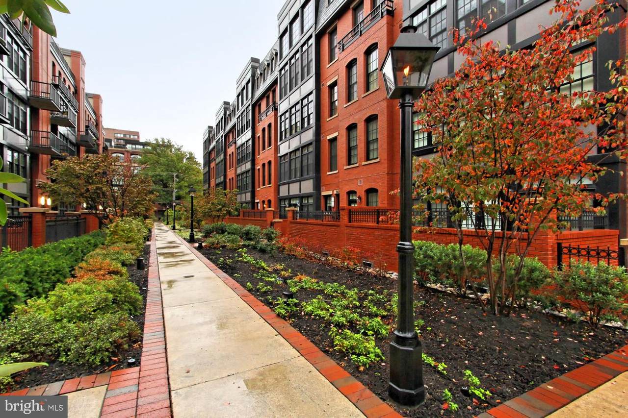 1610 Queen Street - Photo 1