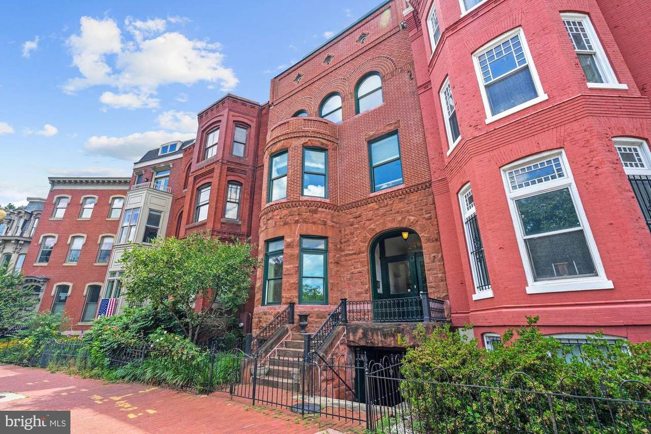 24 Logan Circle - Photo 1