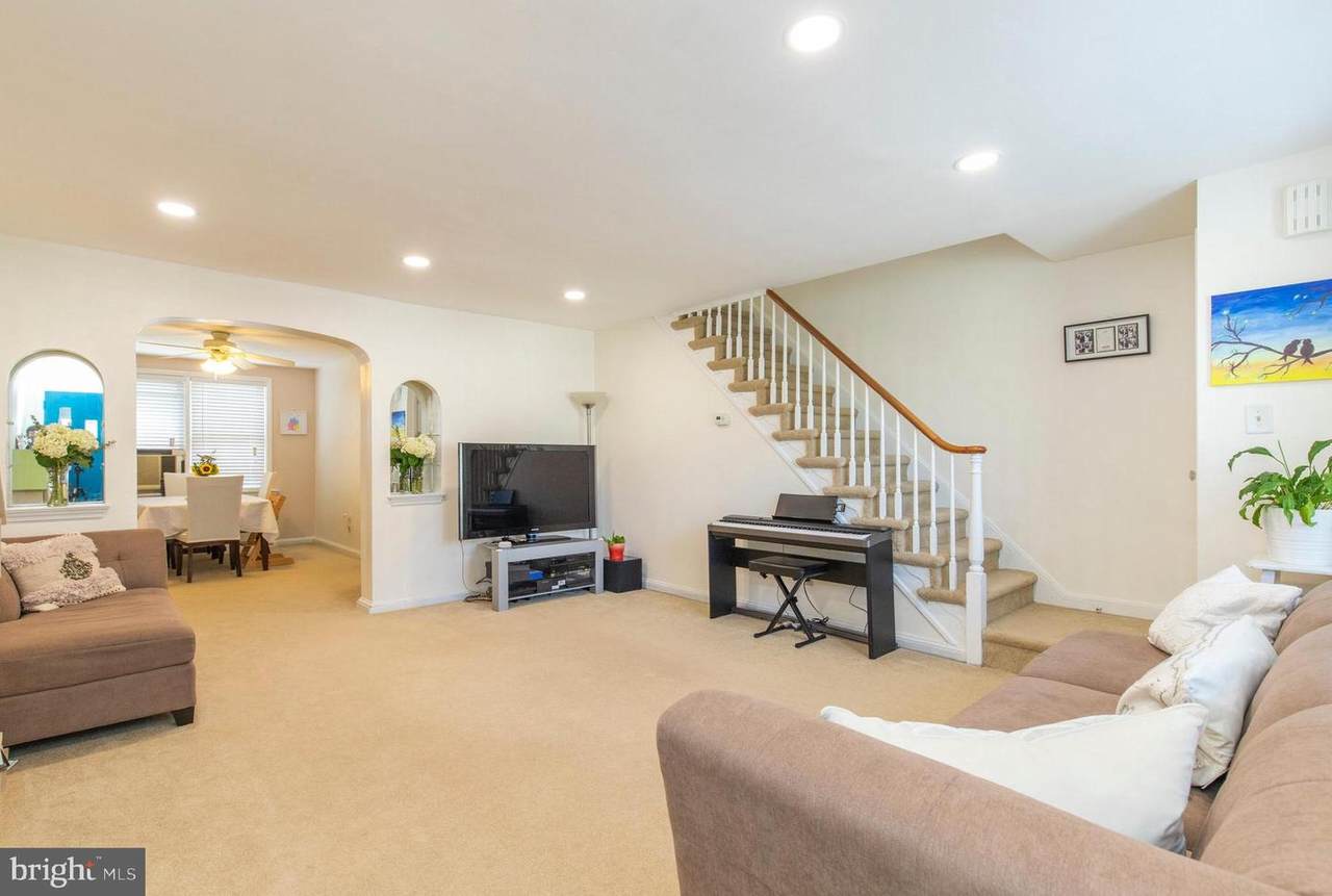113 Carol Boulevard - Photo 1