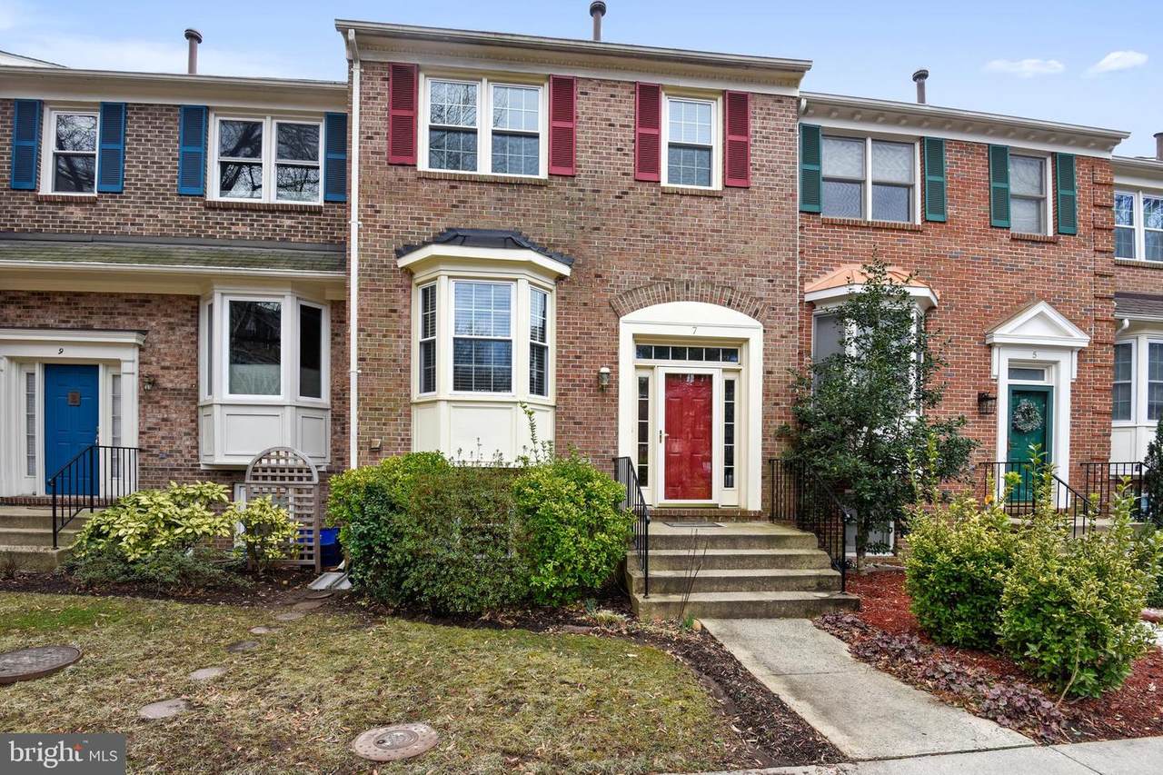7 Carriage House Circle - Photo 1