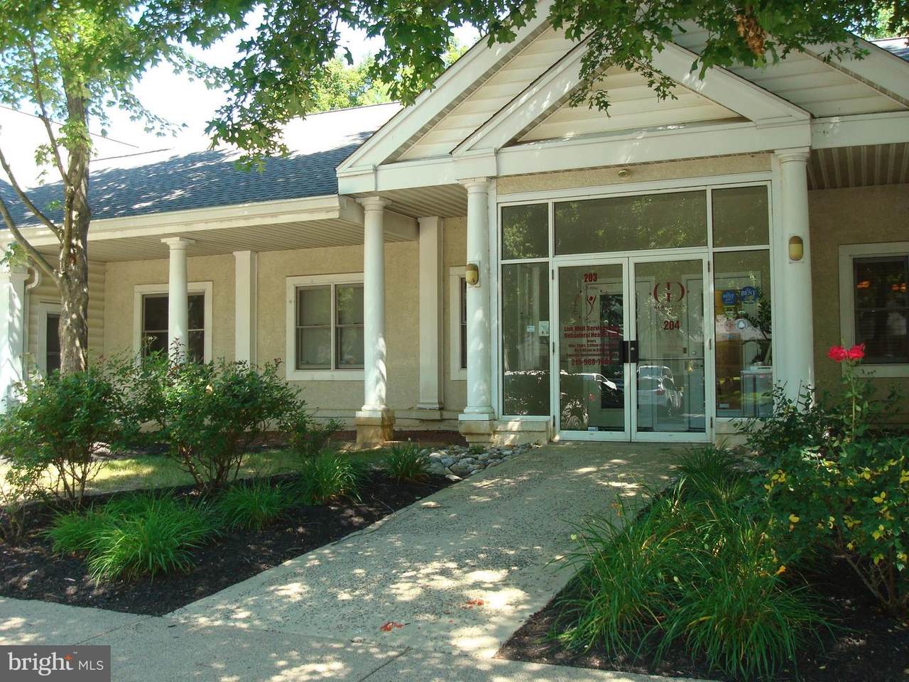 203 Floral Vale Boulevard - Photo 1