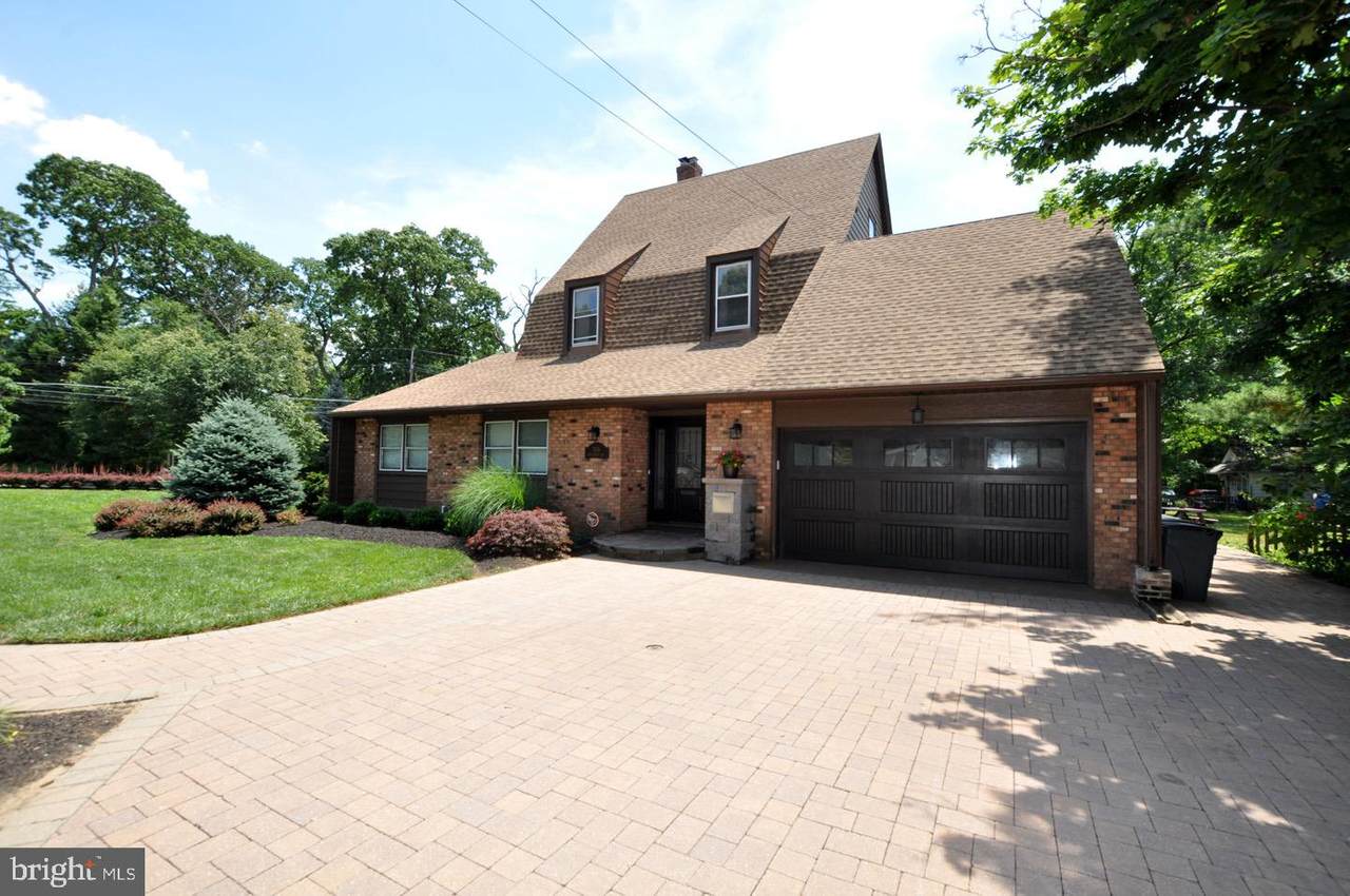 404 Maple Avenue - Photo 1