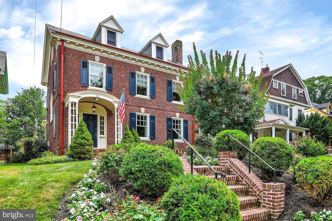 14 Belmont Circle - Photo 1