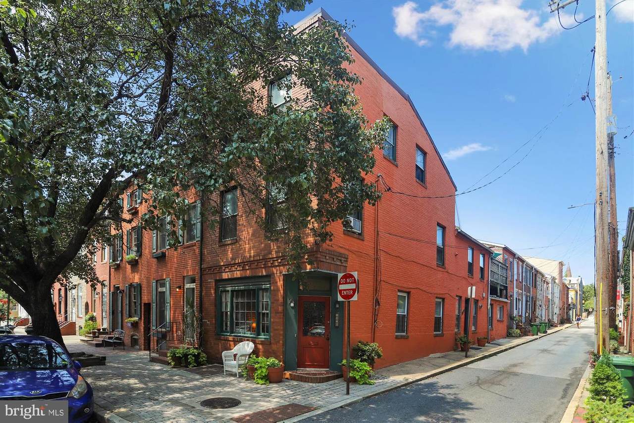 1918 Bank Street - Photo 1