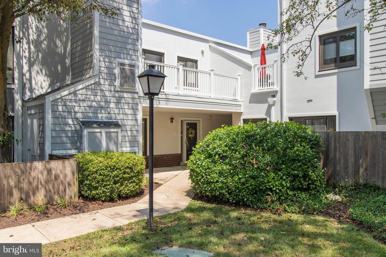 1730 Oakwood Terrace - Photo 1