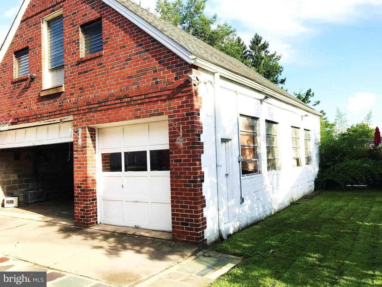 404 Pembroke Avenue - Photo 1