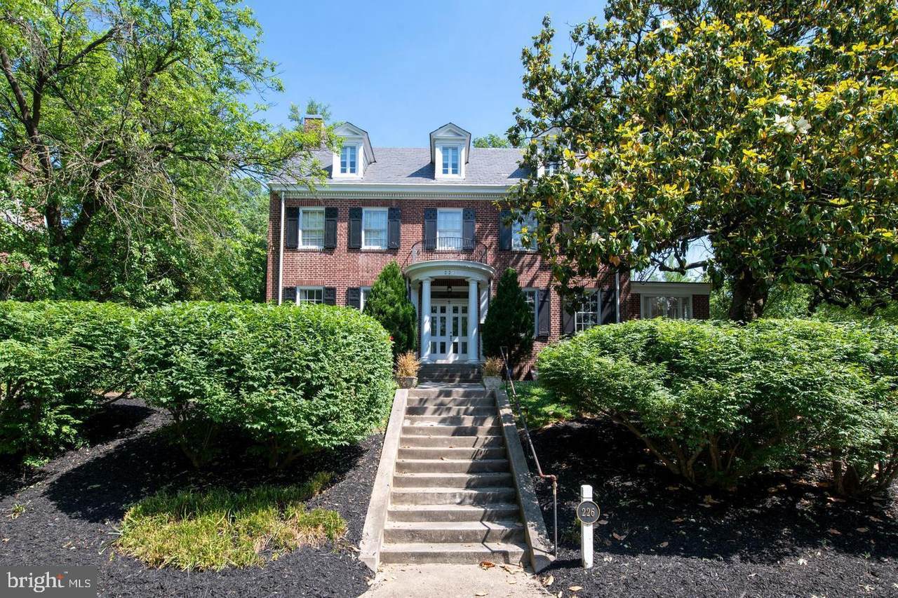 226 39TH Street - Photo 1