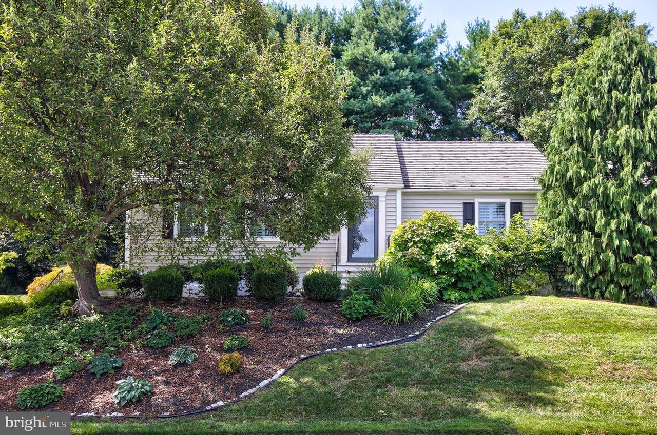 1107 Queens Way - Photo 1