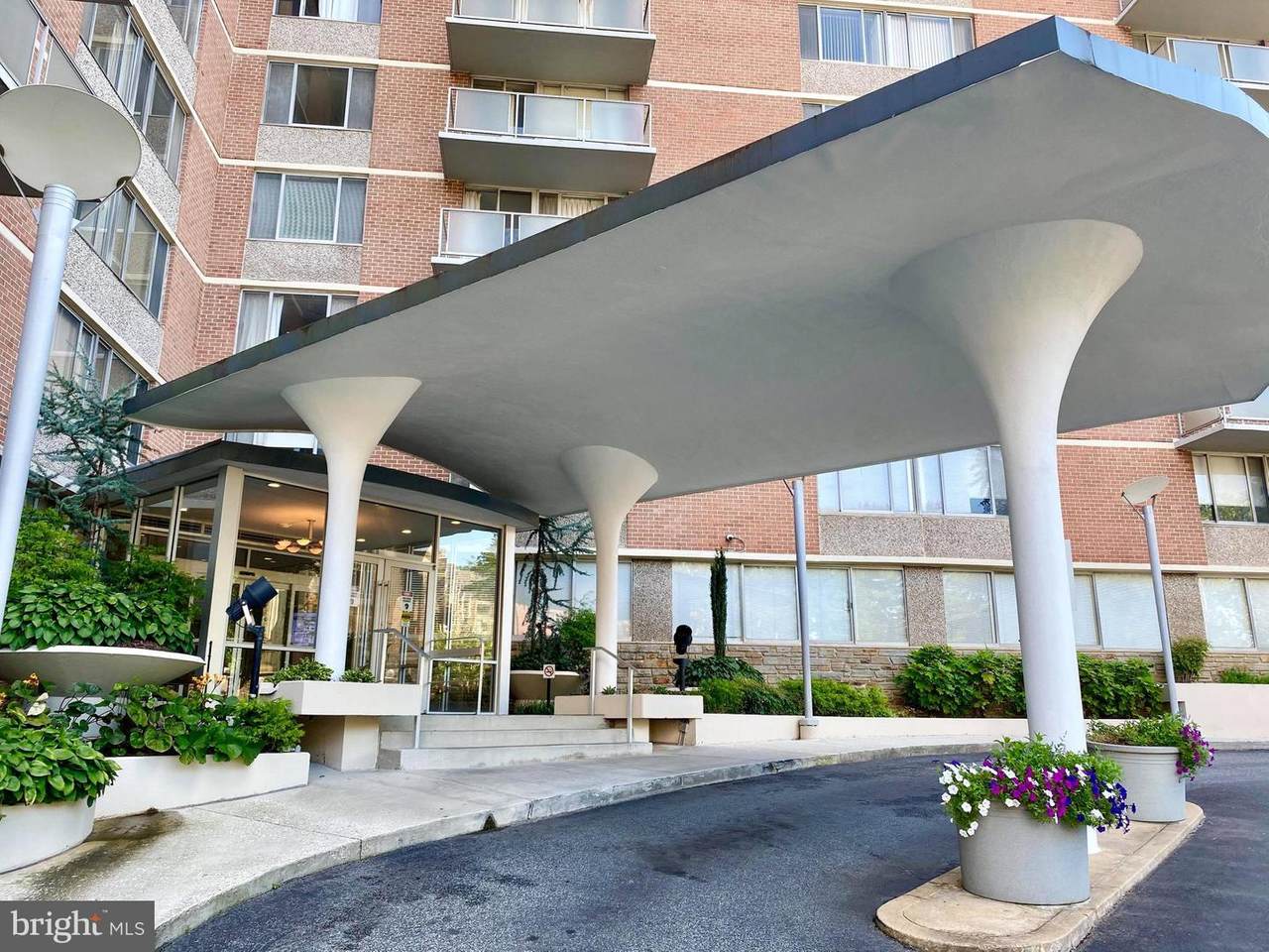 1 University Parkway - Photo 1