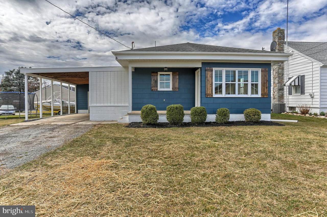 560 Oxford Avenue - Photo 1
