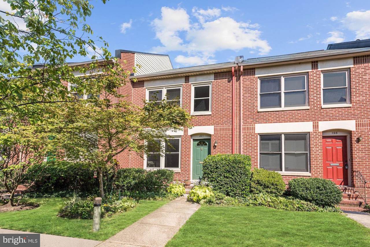 221 Roundhouse Court - Photo 1