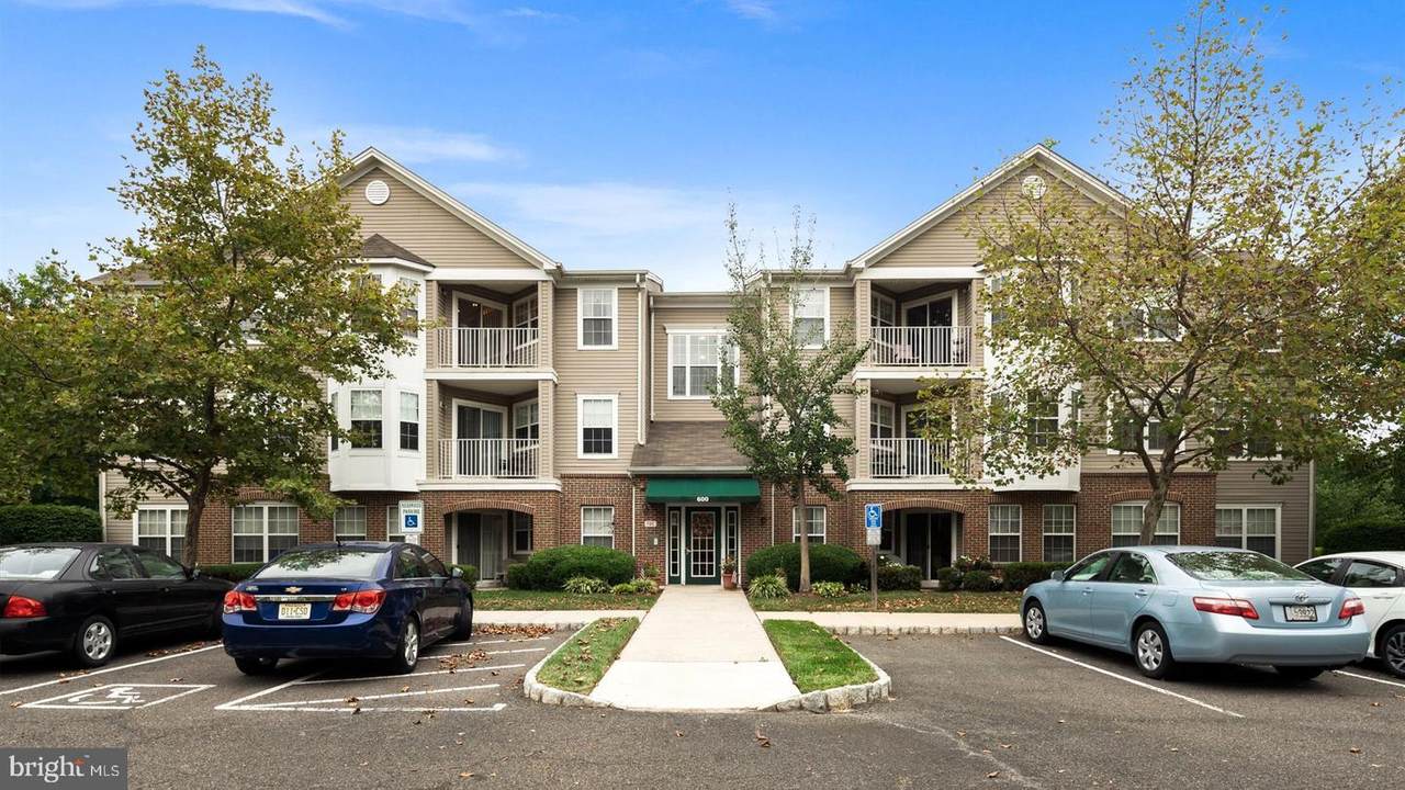 613 Mowat Circle - Photo 1