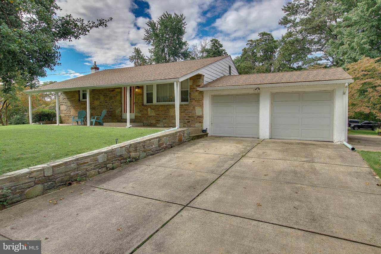 320 Middle Avenue - Photo 1