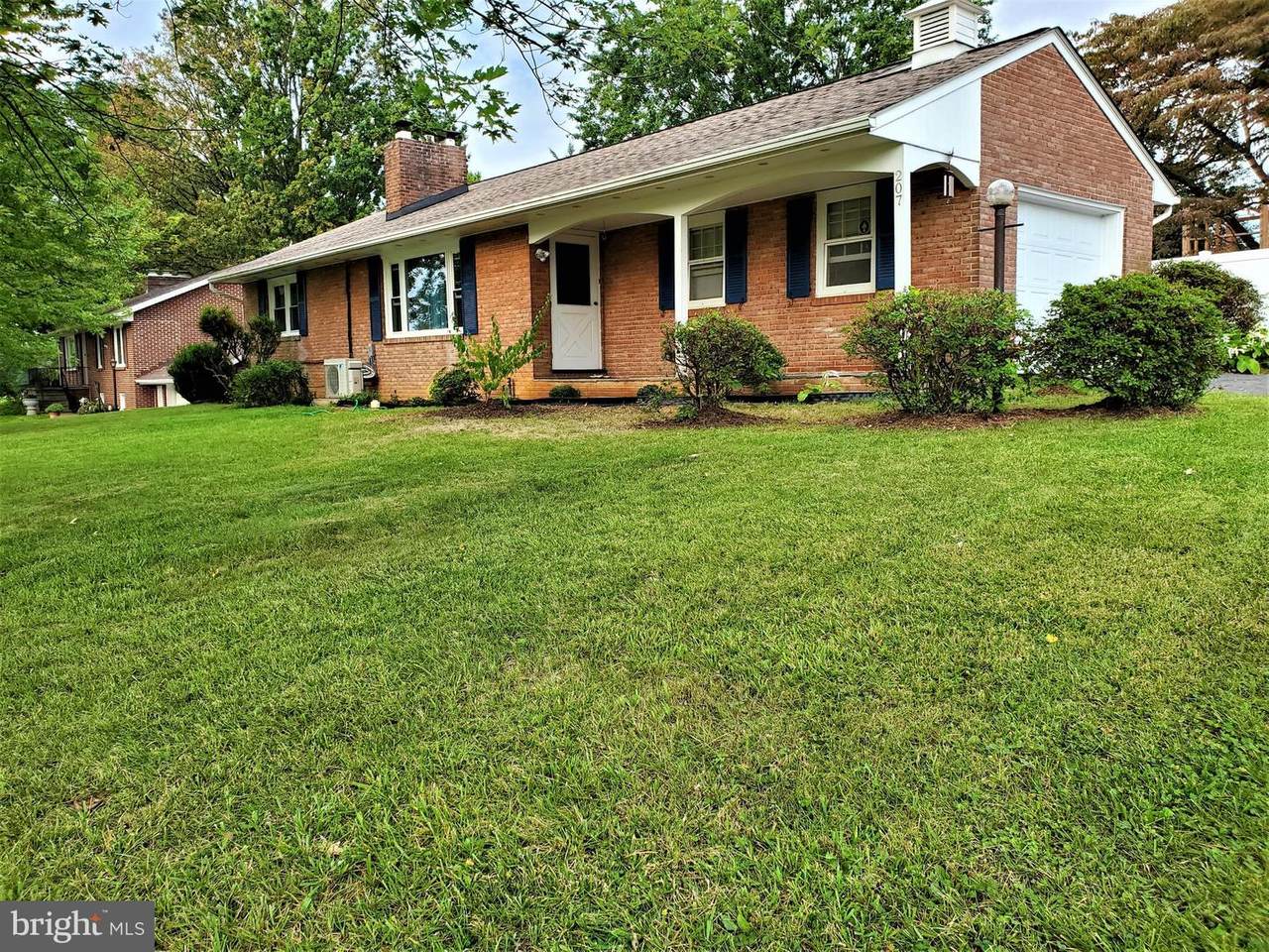 207 Pangborn Boulevard - Photo 1