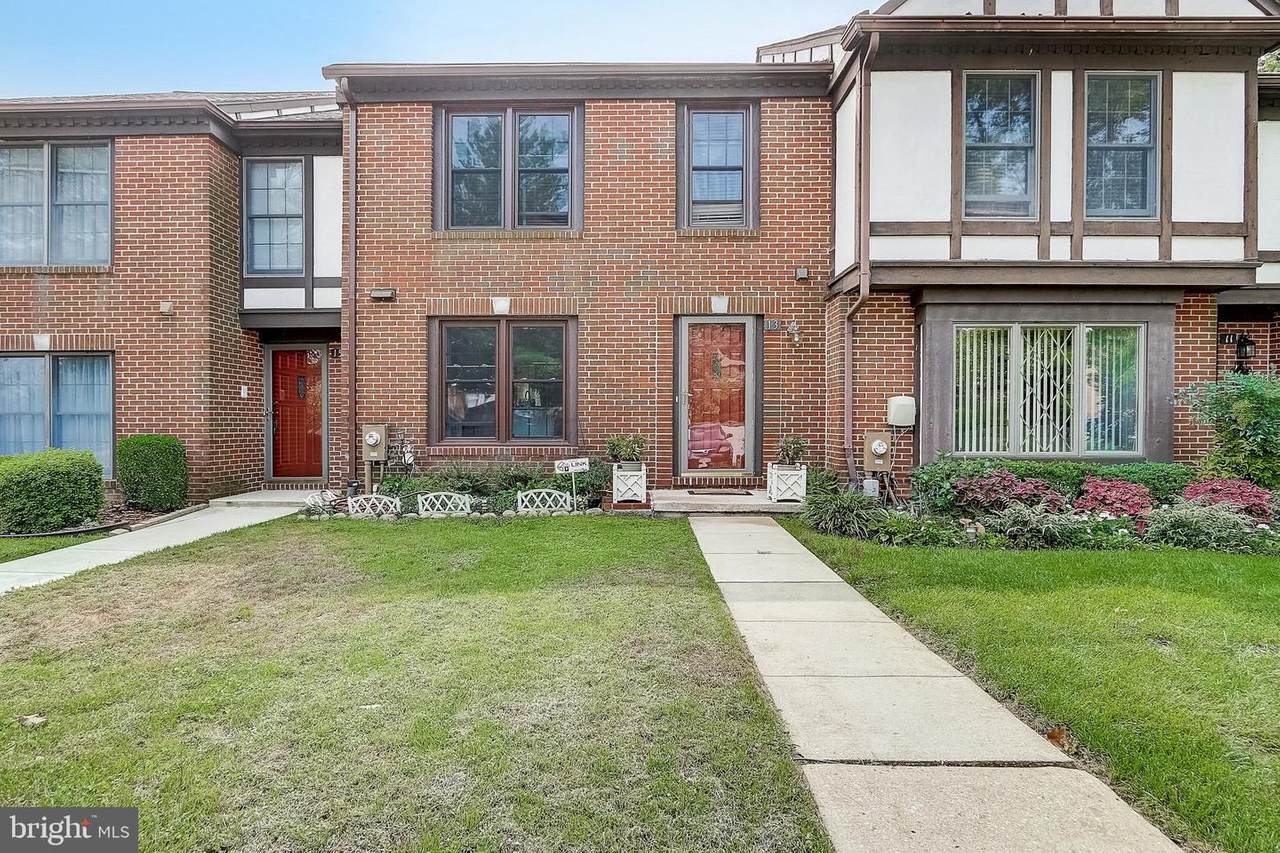 13 Dickens Square - Photo 1