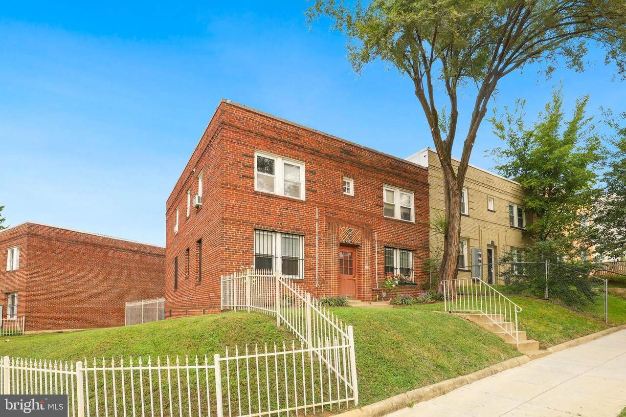 900 19TH Street - Photo 1