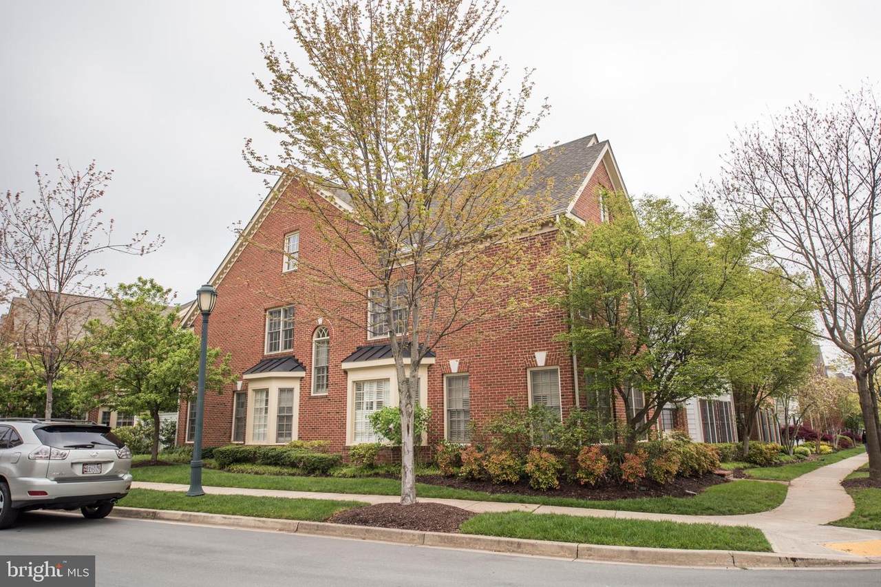 912 Oak Knoll Terrace - Photo 1