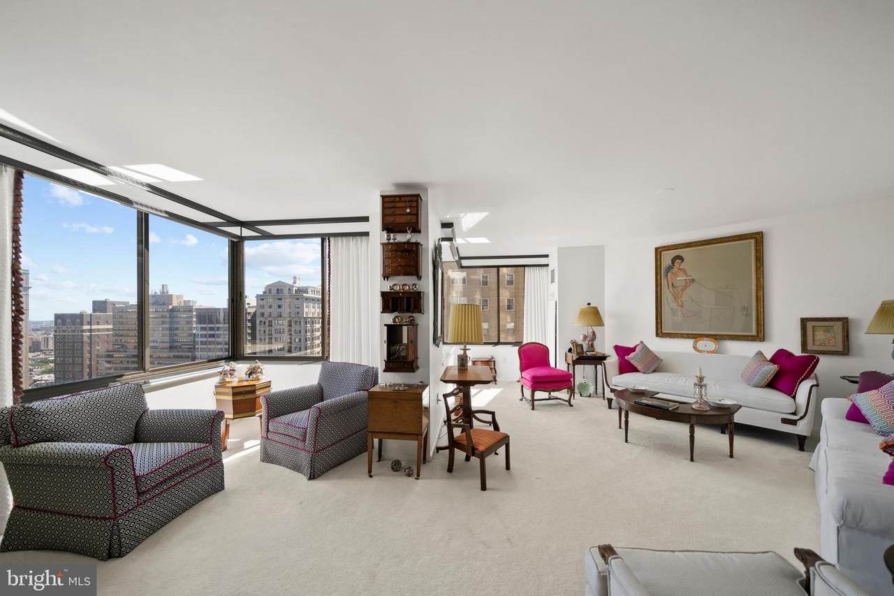 202-210 Rittenhouse Square - Photo 1