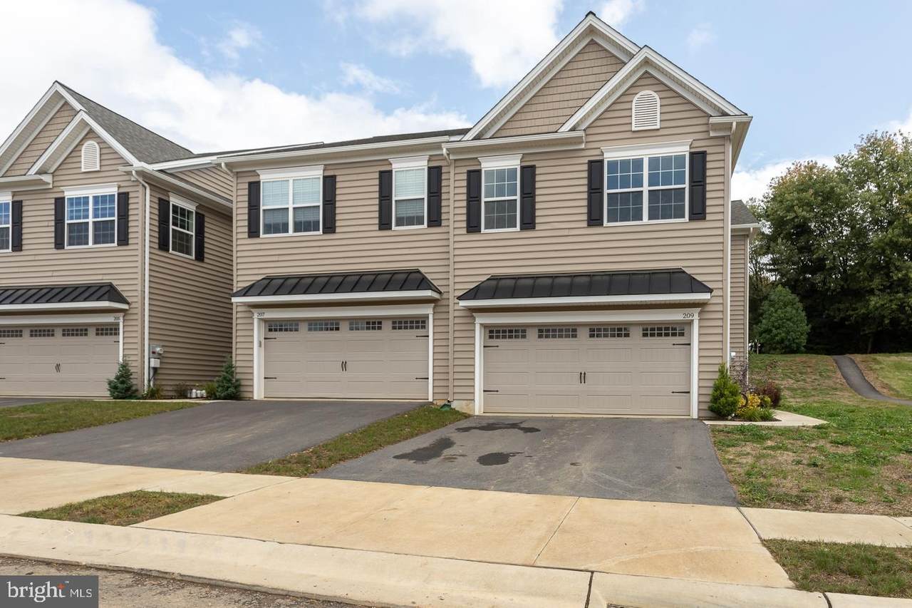 209 Briarwood Drive - Photo 1