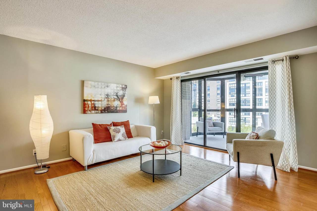 1600 Oak Street - Photo 1