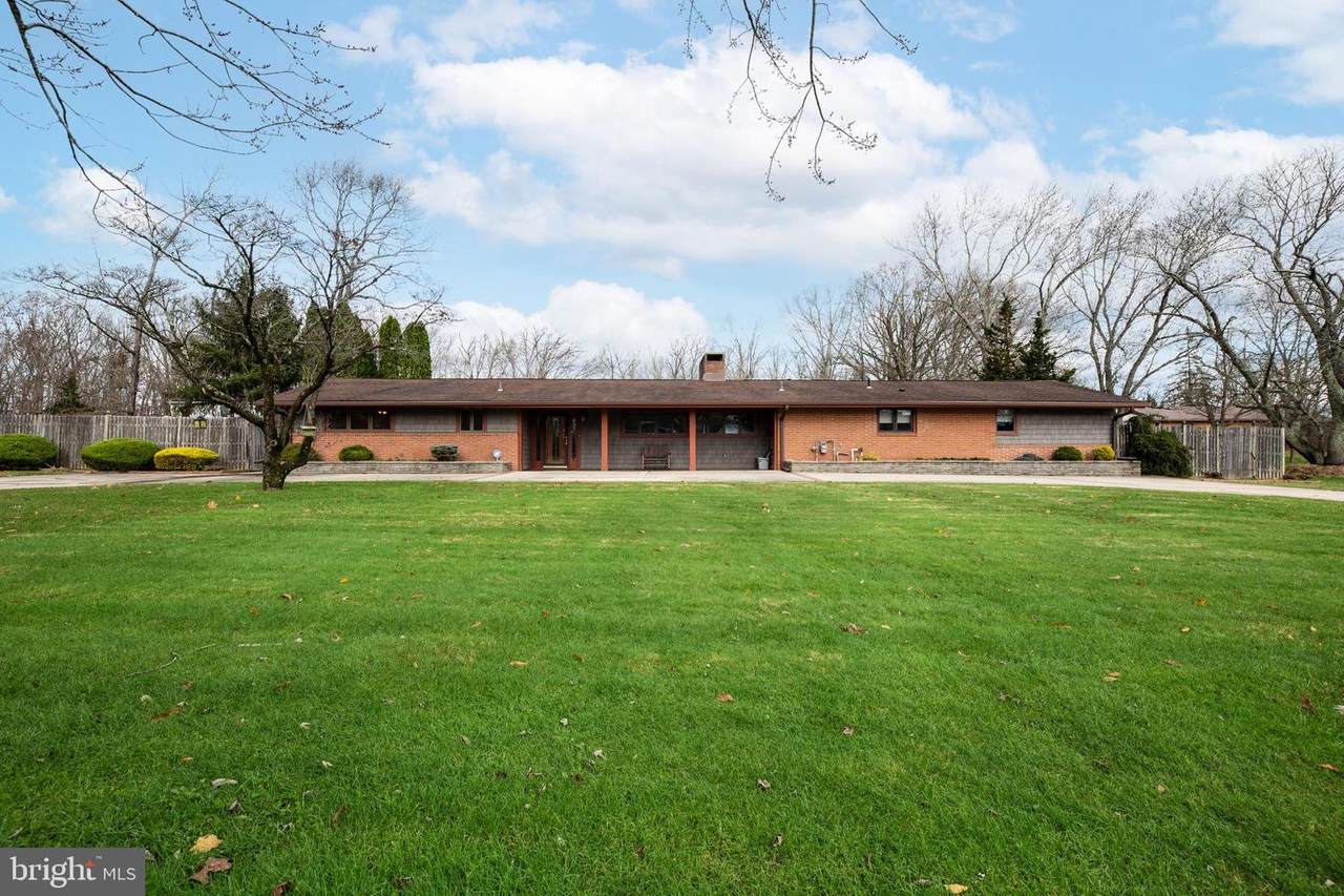 210 Coari Avenue - Photo 1