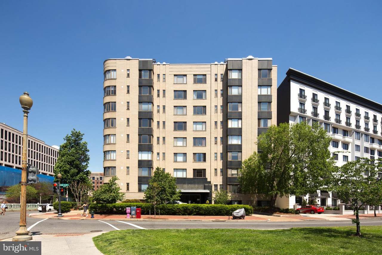1 Scott Circle - Photo 1