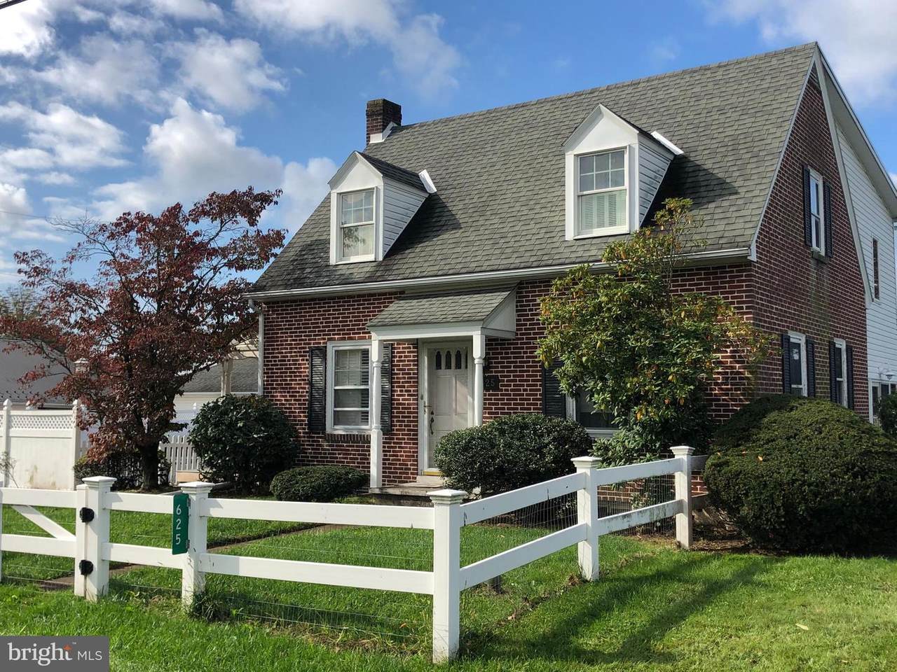 625 Montgomery Avenue - Photo 1