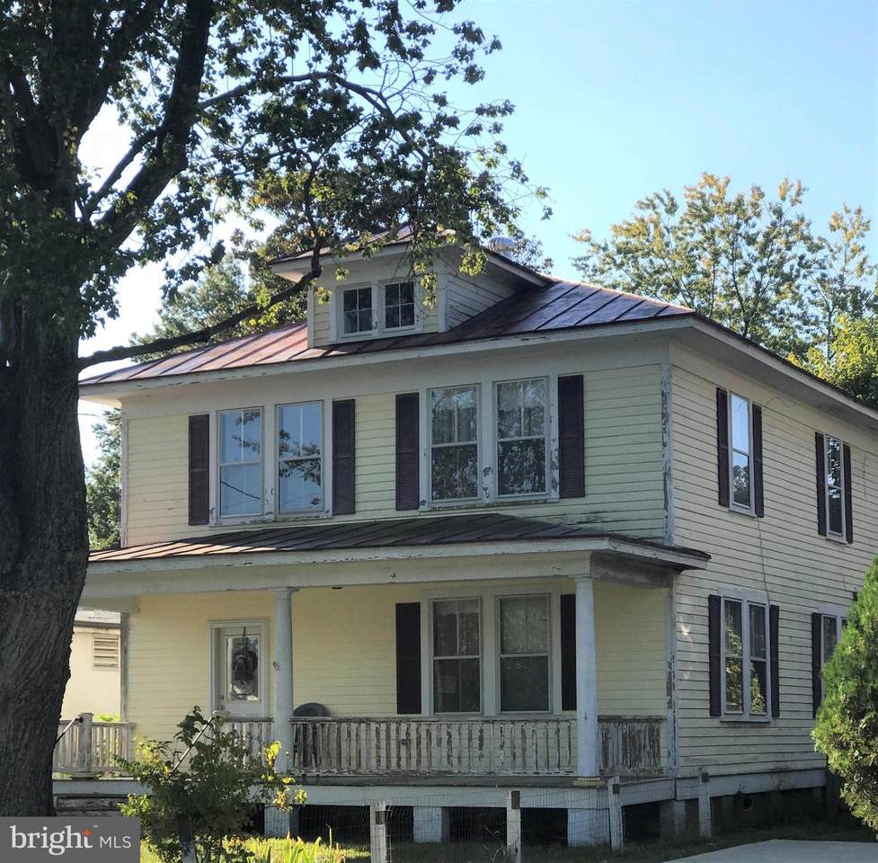 208 Hawthorn Street - Photo 1