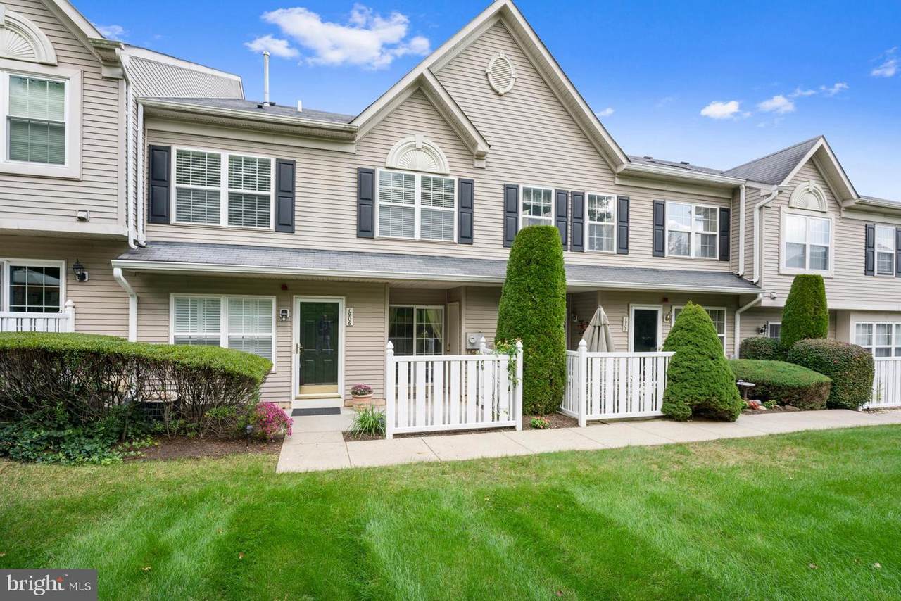 1906 Iris Court - Photo 1