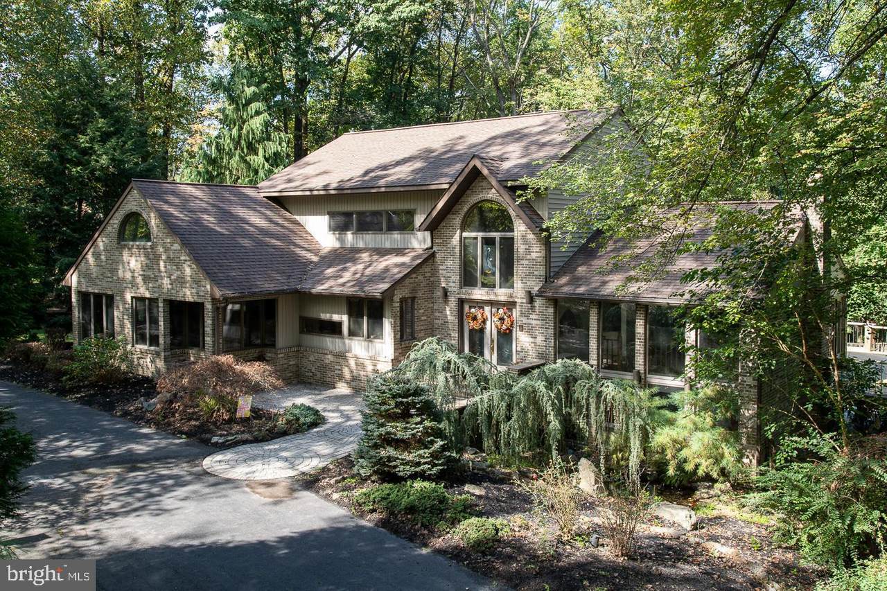 5043 Pineview Drive - Photo 1