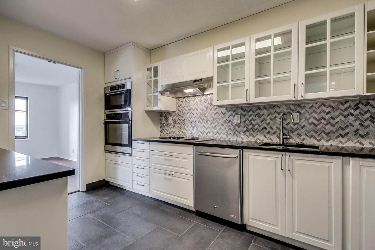 307 Yoakum Parkway - Photo 1