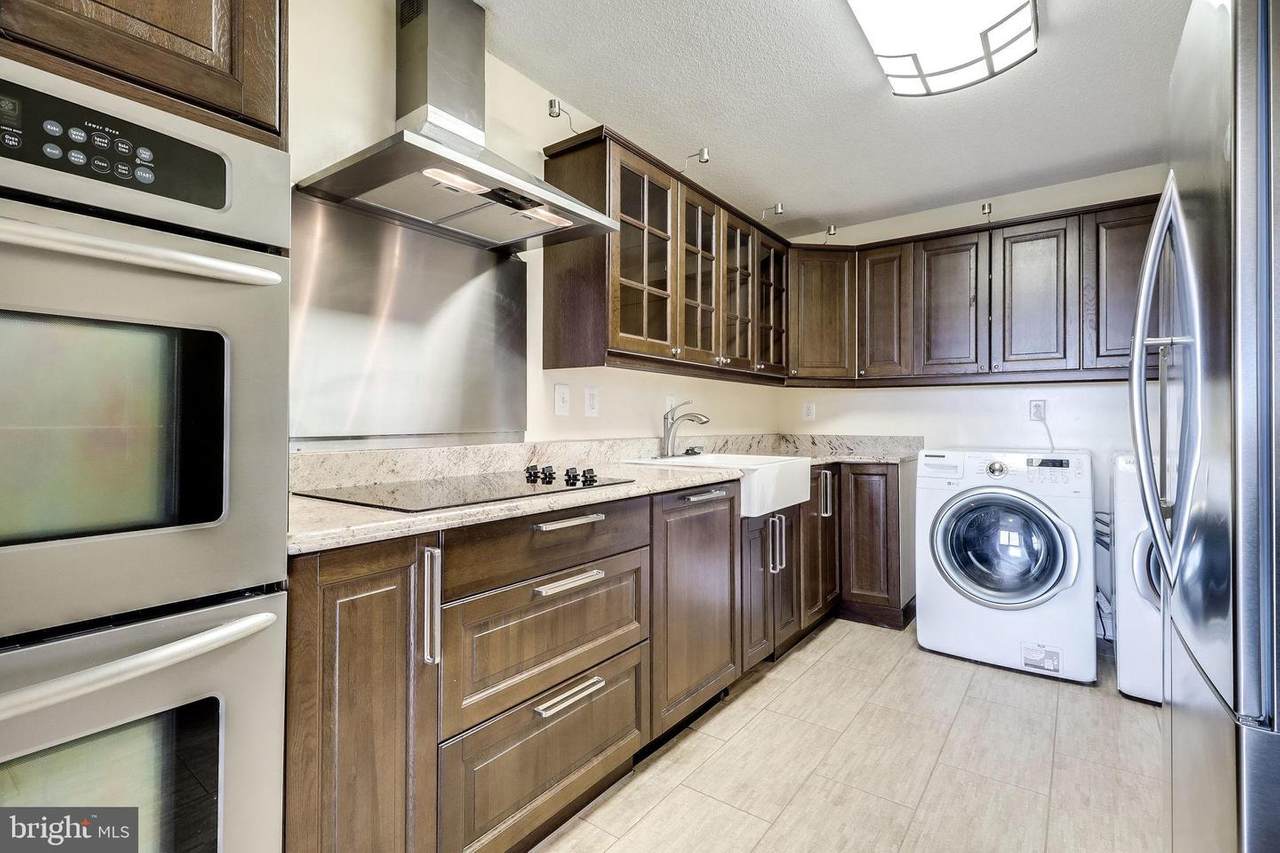 205 Yoakum Parkway - Photo 1