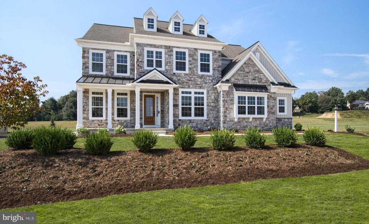 1055 Valley Crossing Drive - Photo 1
