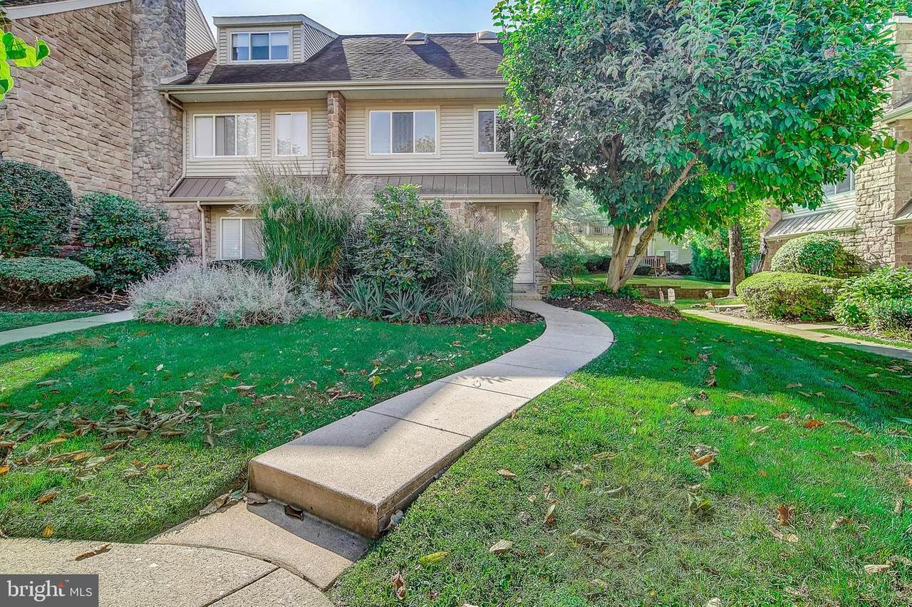 214 Carriage Court - Photo 1