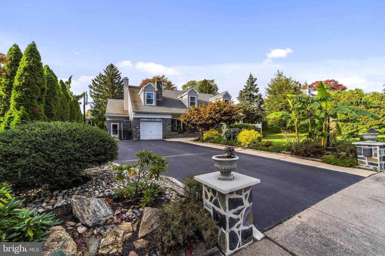 704 Hedgerow Drive - Photo 1