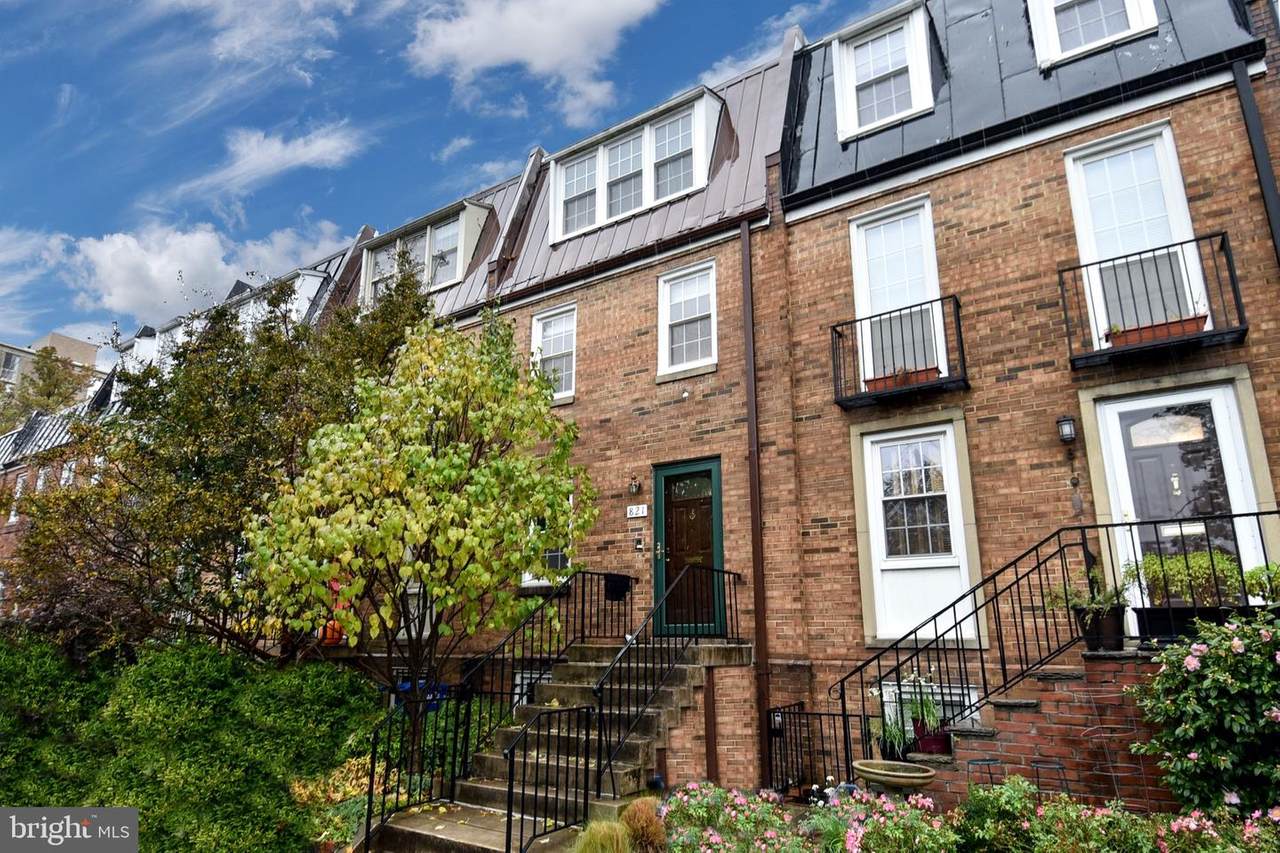 821 6TH Street - Photo 1