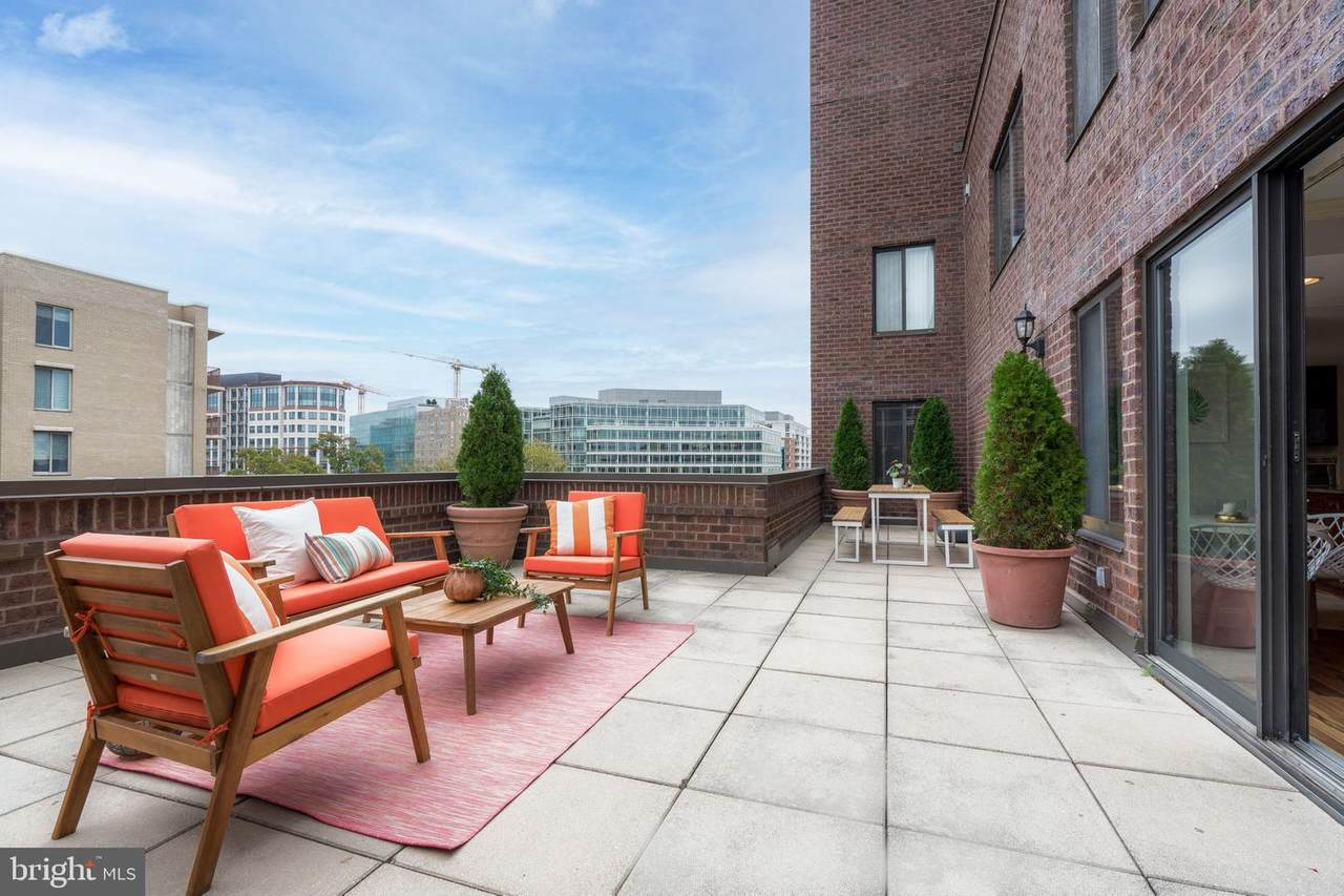 3 Washington Circle - Photo 1