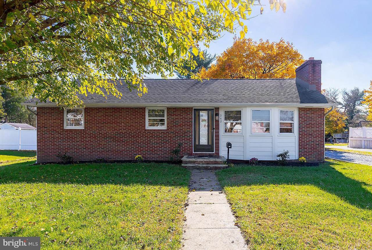 342 New St E - Photo 1