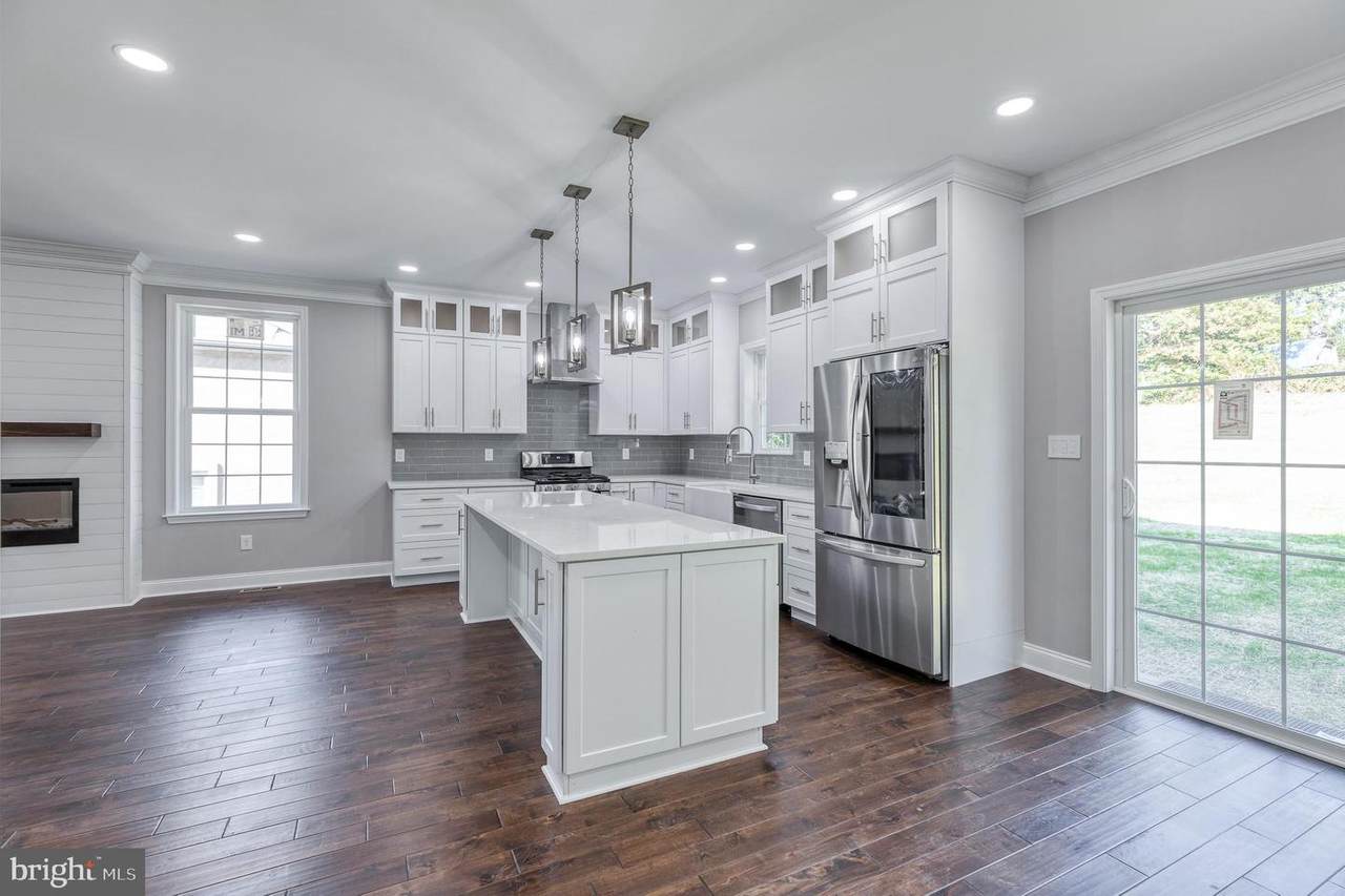 10 Oak St - Photo 1