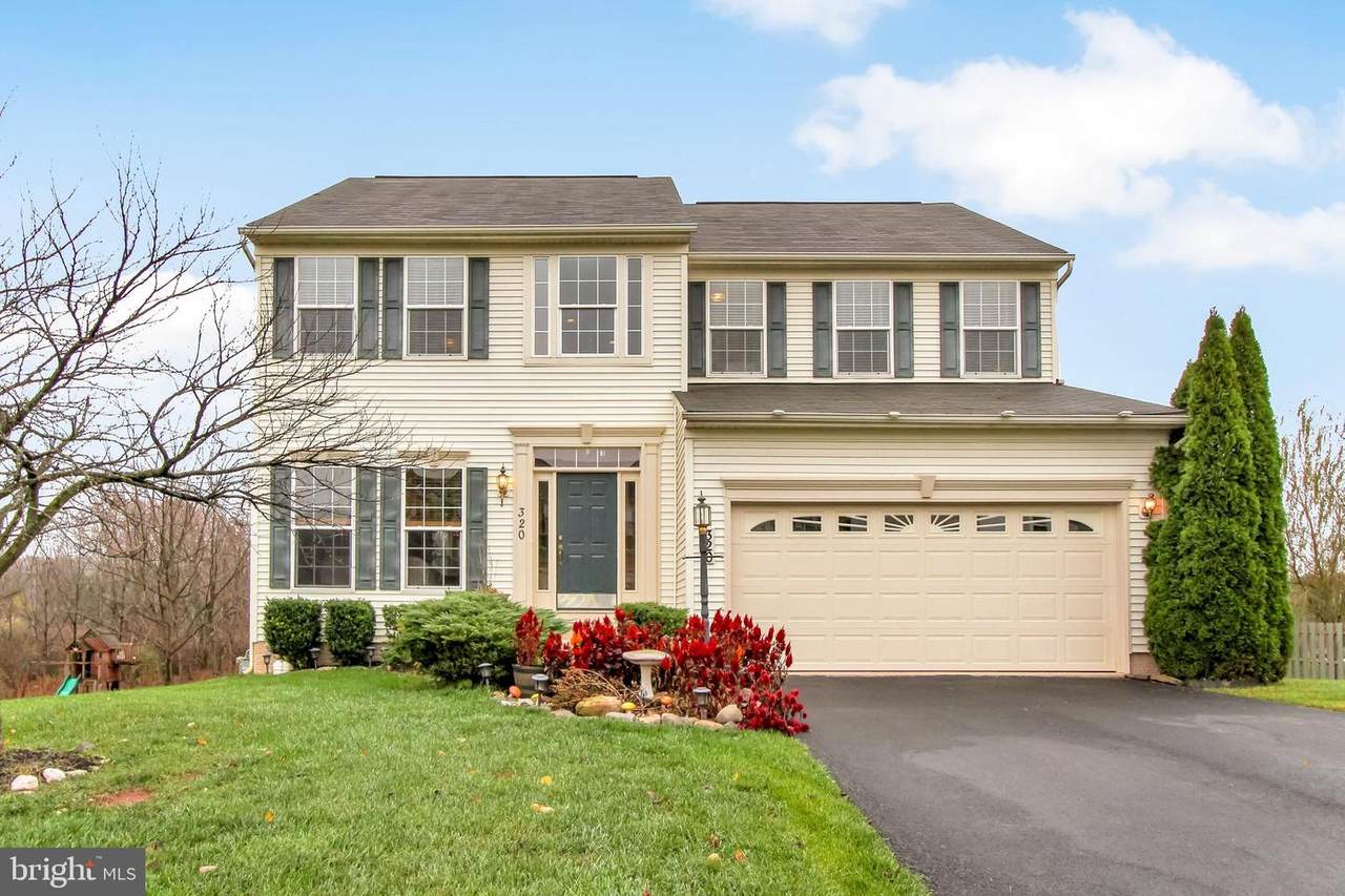 320 Debbie Lane - Photo 1