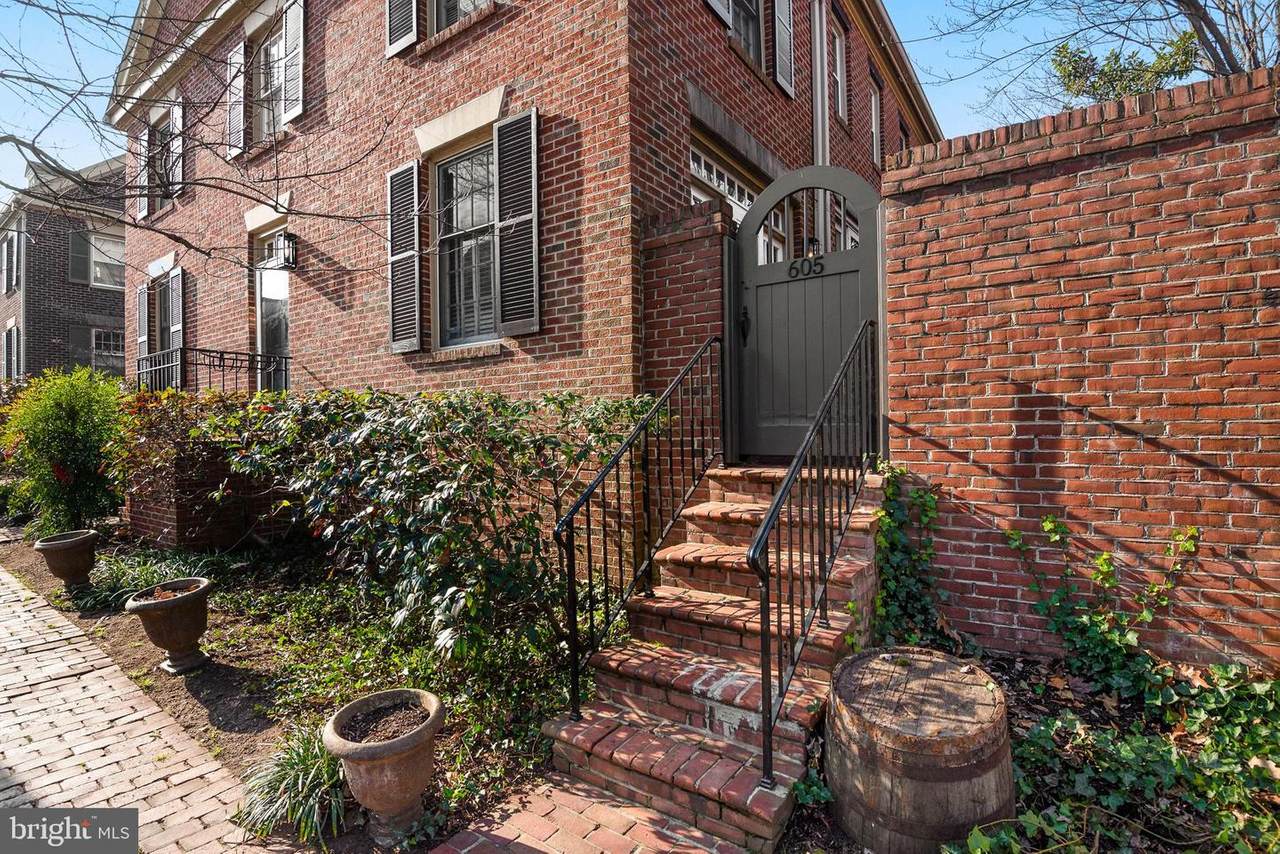 605 Columbus Street - Photo 1