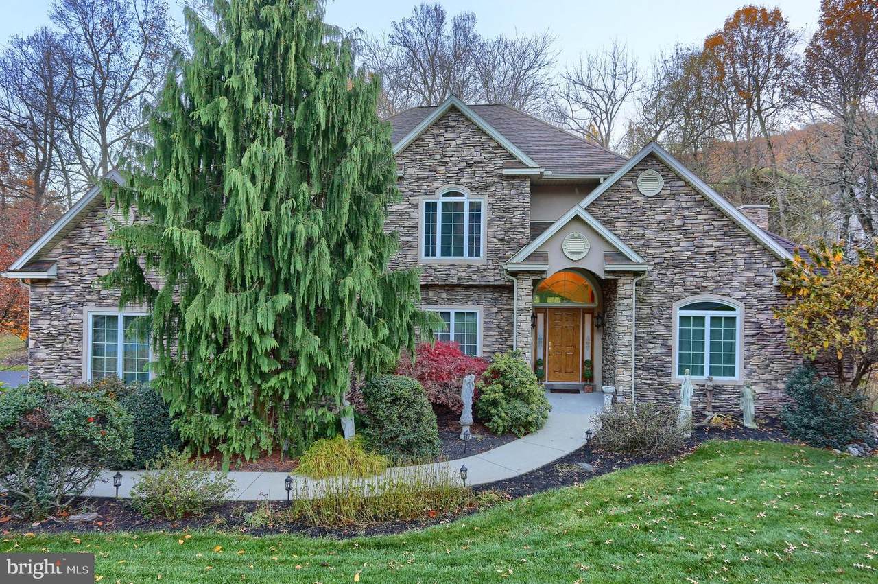 652 Hunters Lane - Photo 1