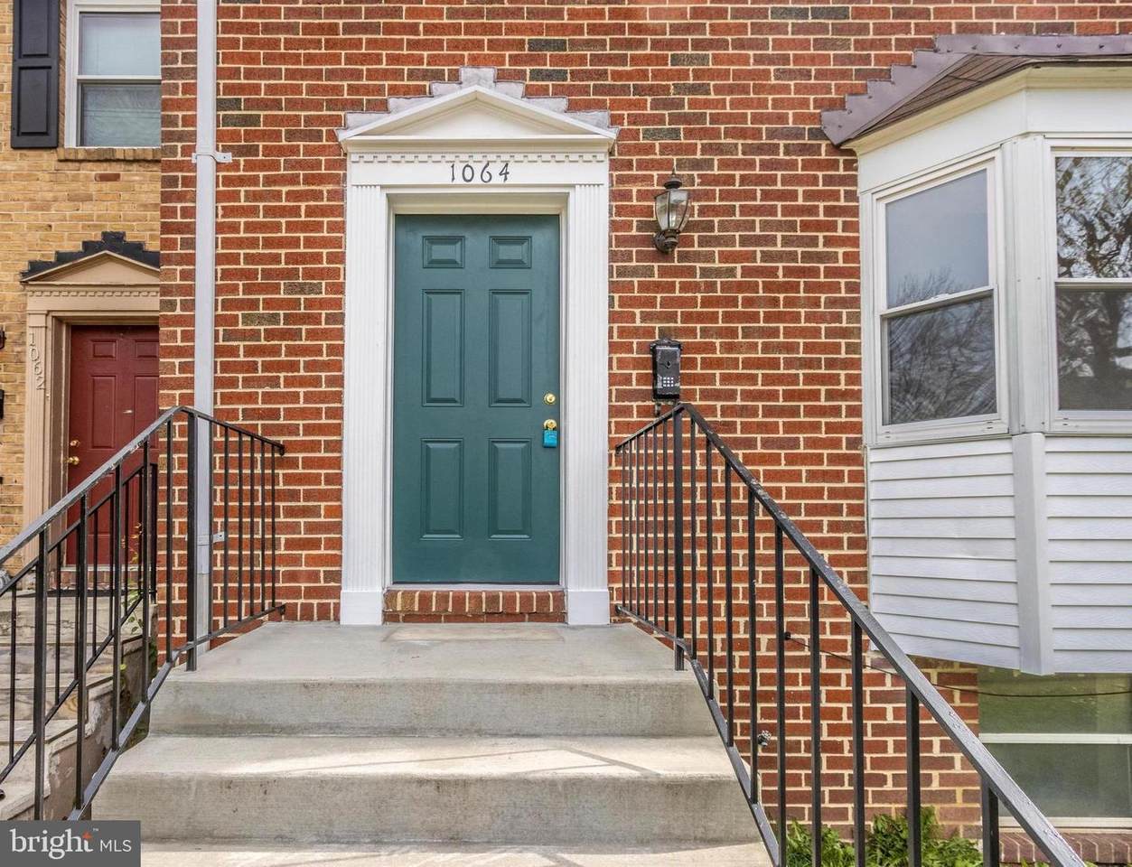 1064 Thornhill Place - Photo 1