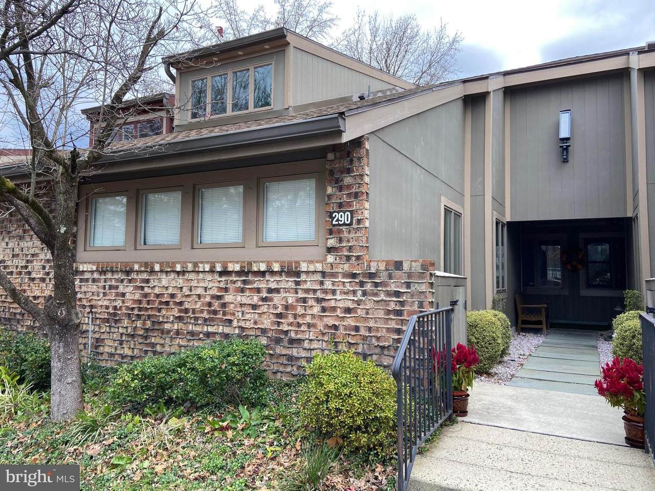 290 Uxbridge - Photo 1
