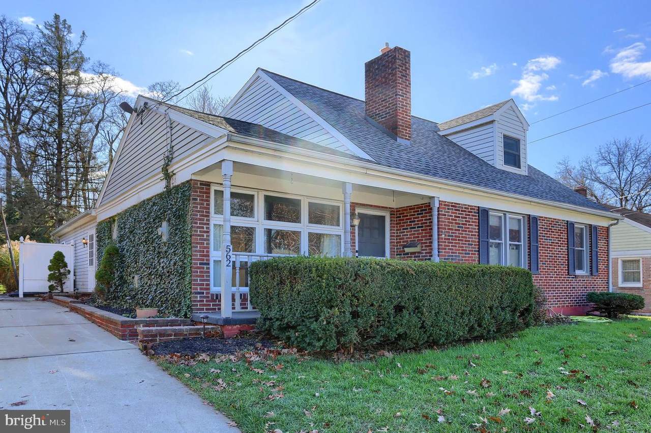 562 Pointview Avenue - Photo 1