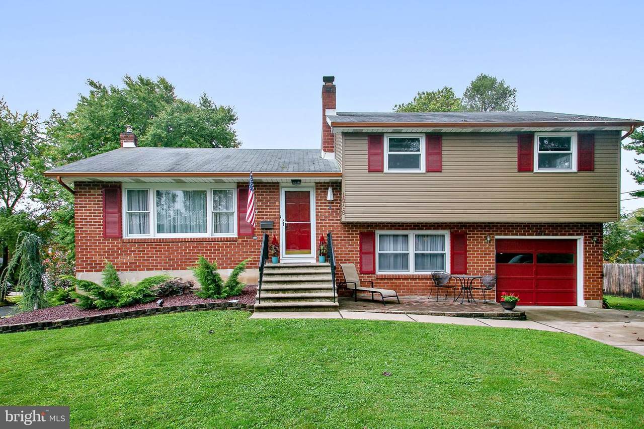 1946 Markham Drive - Photo 1