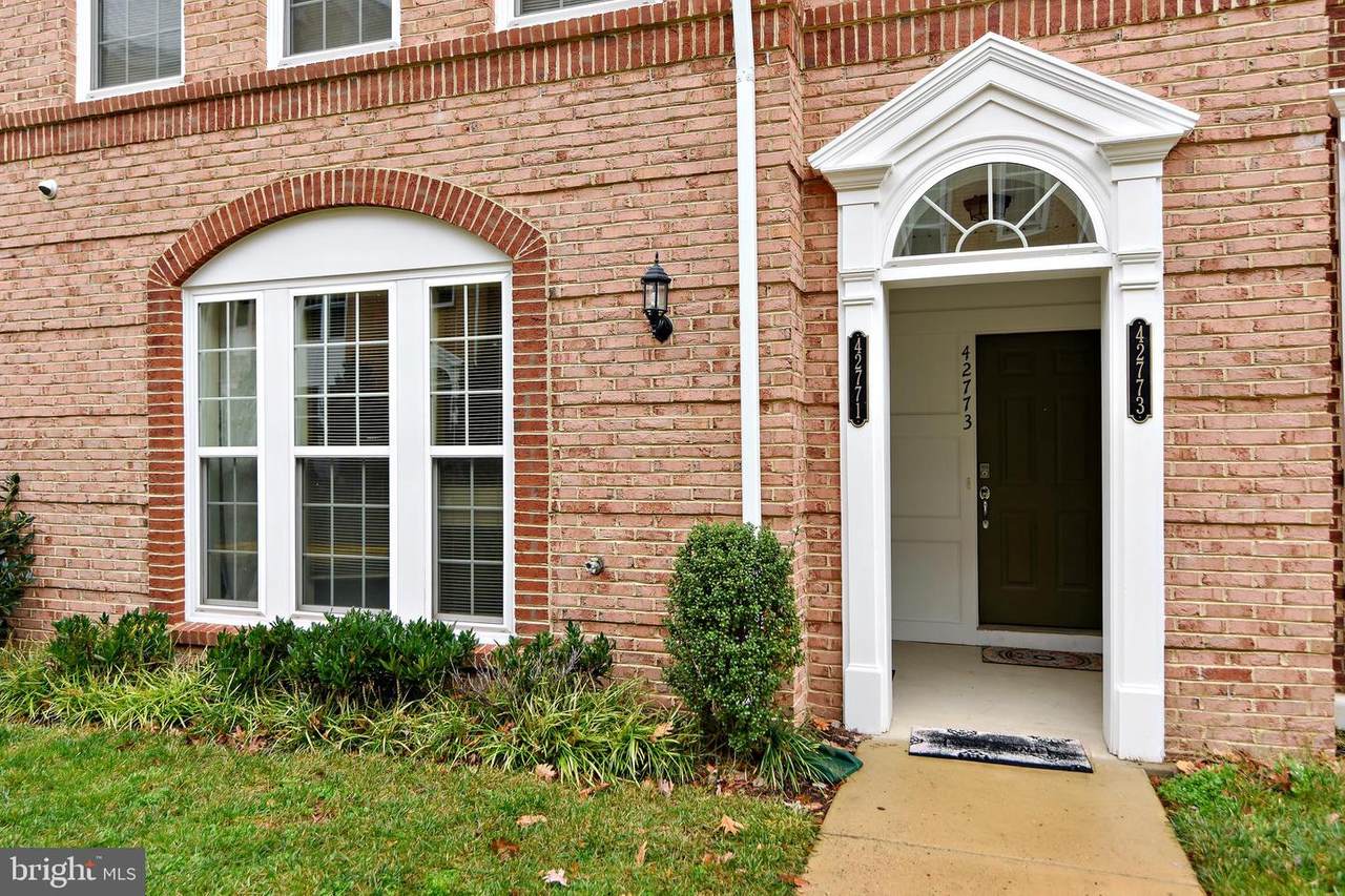 42773 Burrell Square - Photo 1