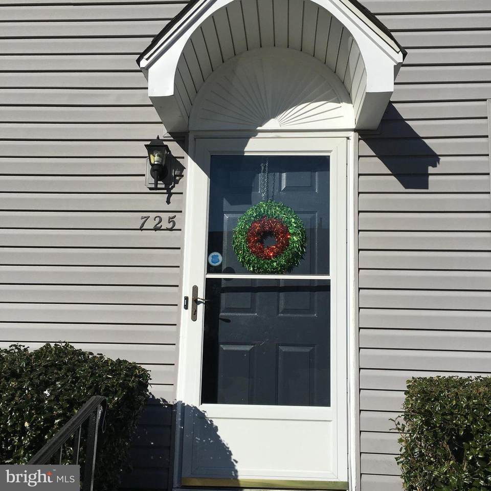 725 Sedgewick Court - Photo 1