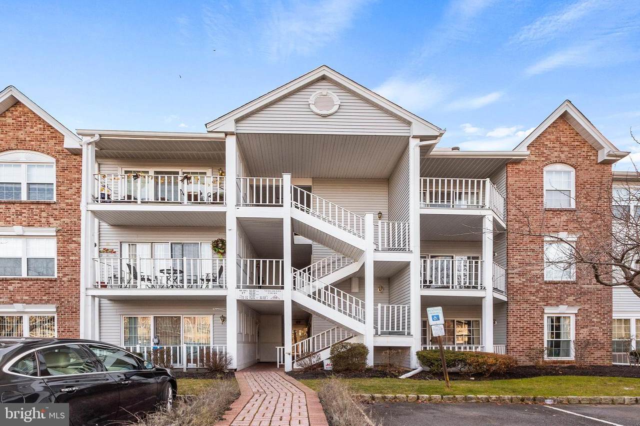 83 Versailles Court - Photo 1
