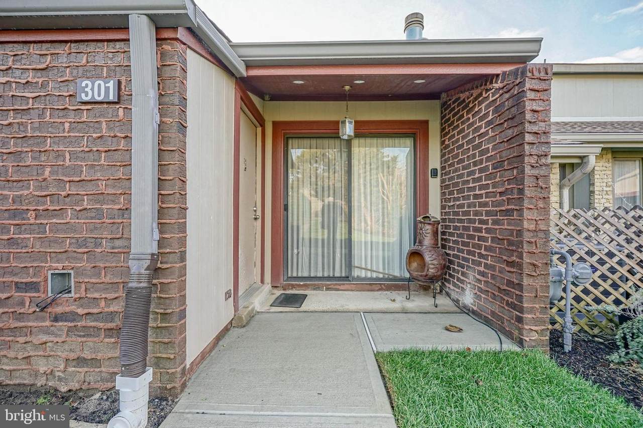 301 Uxbridge - Photo 1